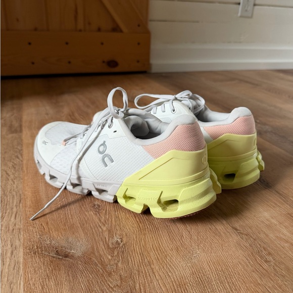 On Cloudflyer 4 Running Shoes - Picture 4 of 7